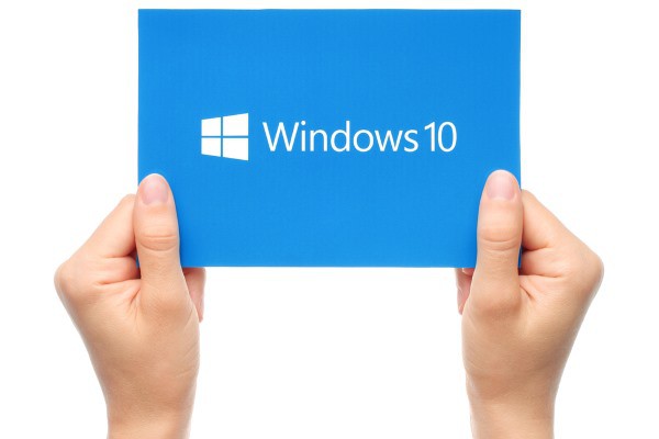 windows_10_logo_in_hands